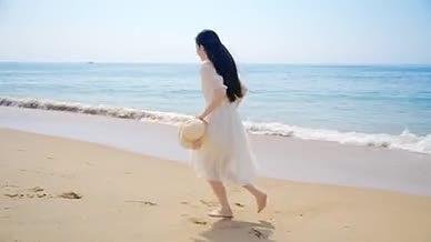 4k白沙连衣裙女子沙滩奔跑背影视频的预览图